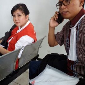 Mendampingi seorang warga, korban kriminalisasi oleh pihak Kepolisian